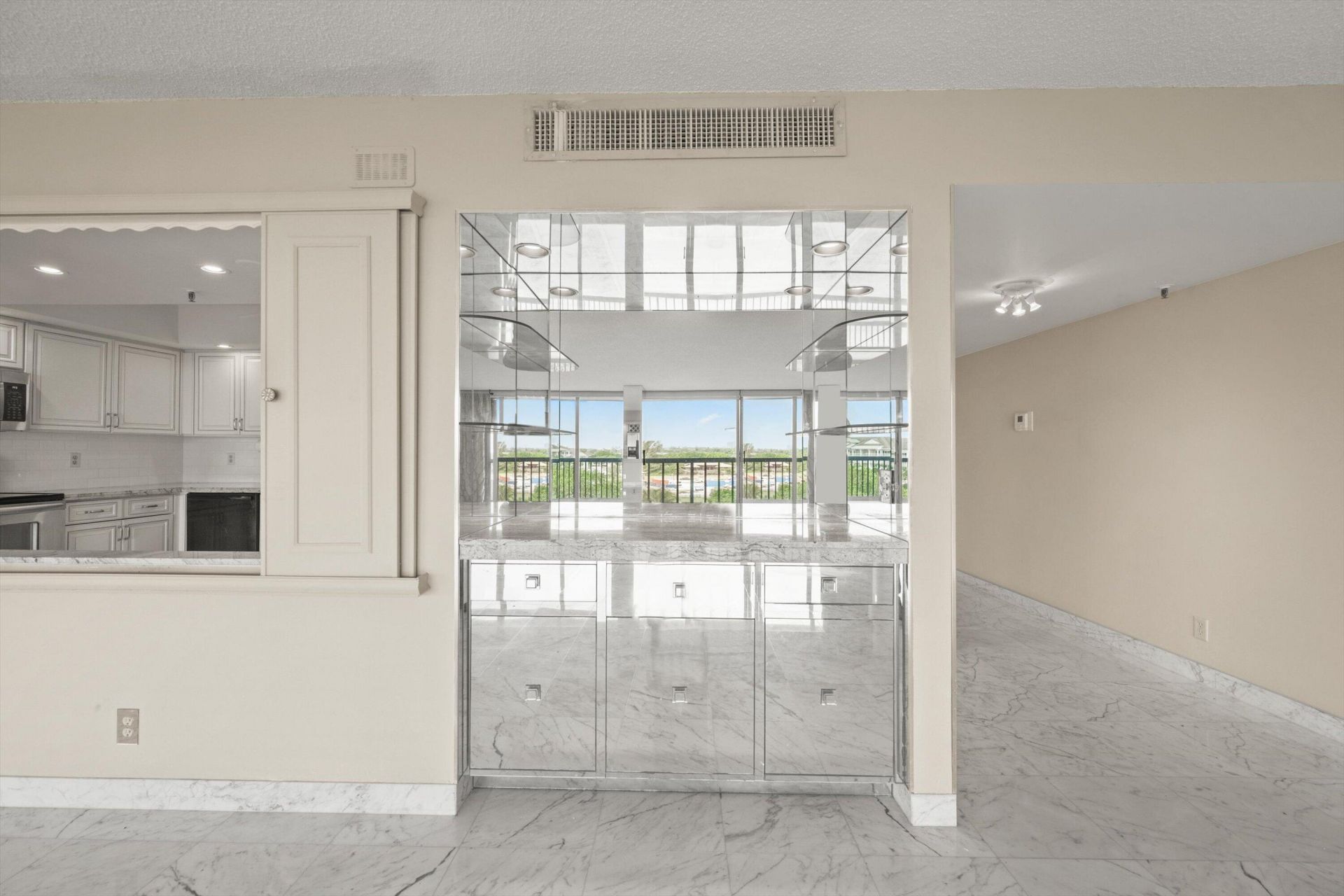 2480 Presidential Way, Unit 704, West Palm Beach, FL 33401 Photo