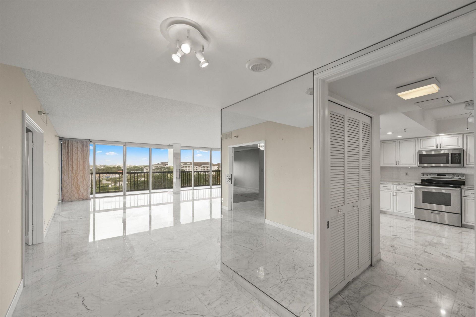 2480 Presidential Way, Unit 704, West Palm Beach, FL 33401 Photo