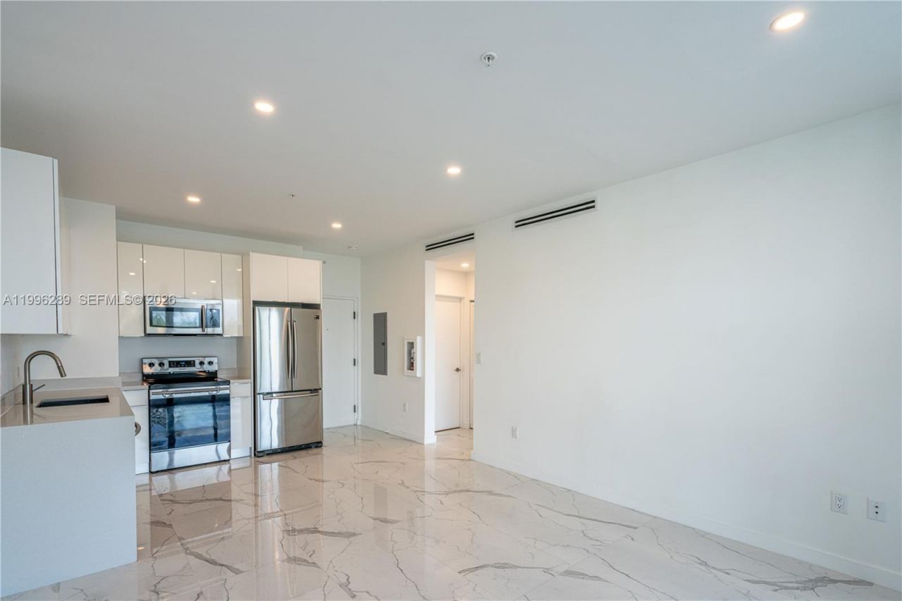 8425 Crespi Blvd, Unit 302, Miami Beach, FL 33141 Photo