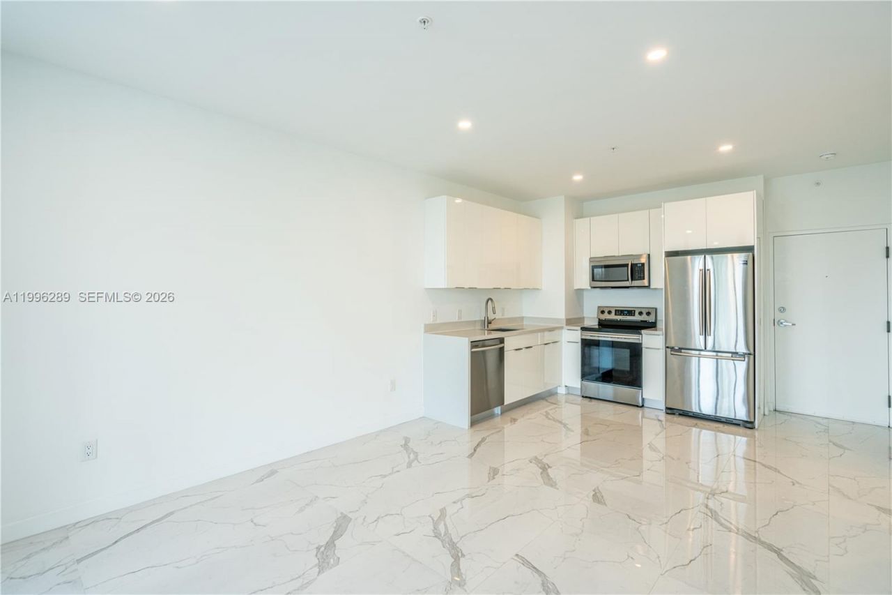 8425 Crespi Blvd, Unit 302, Miami Beach, FL 33141 Photo