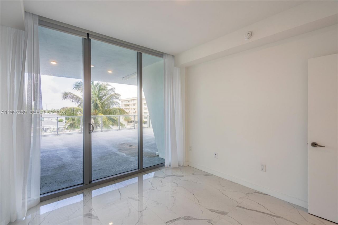 8425 Crespi Blvd, Unit 302, Miami Beach, FL 33141 Photo
