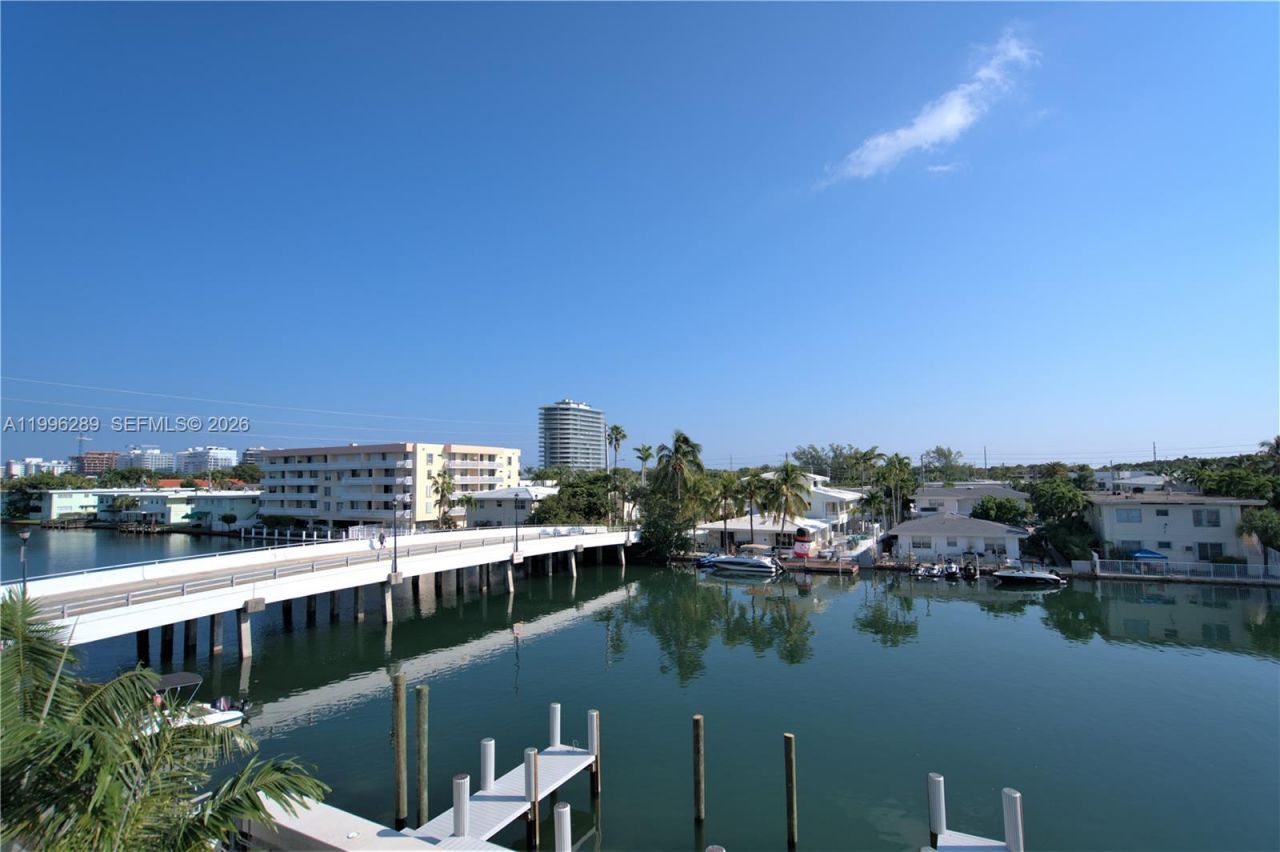 8425 Crespi Blvd, Unit 302, Miami Beach, FL 33141 Photo