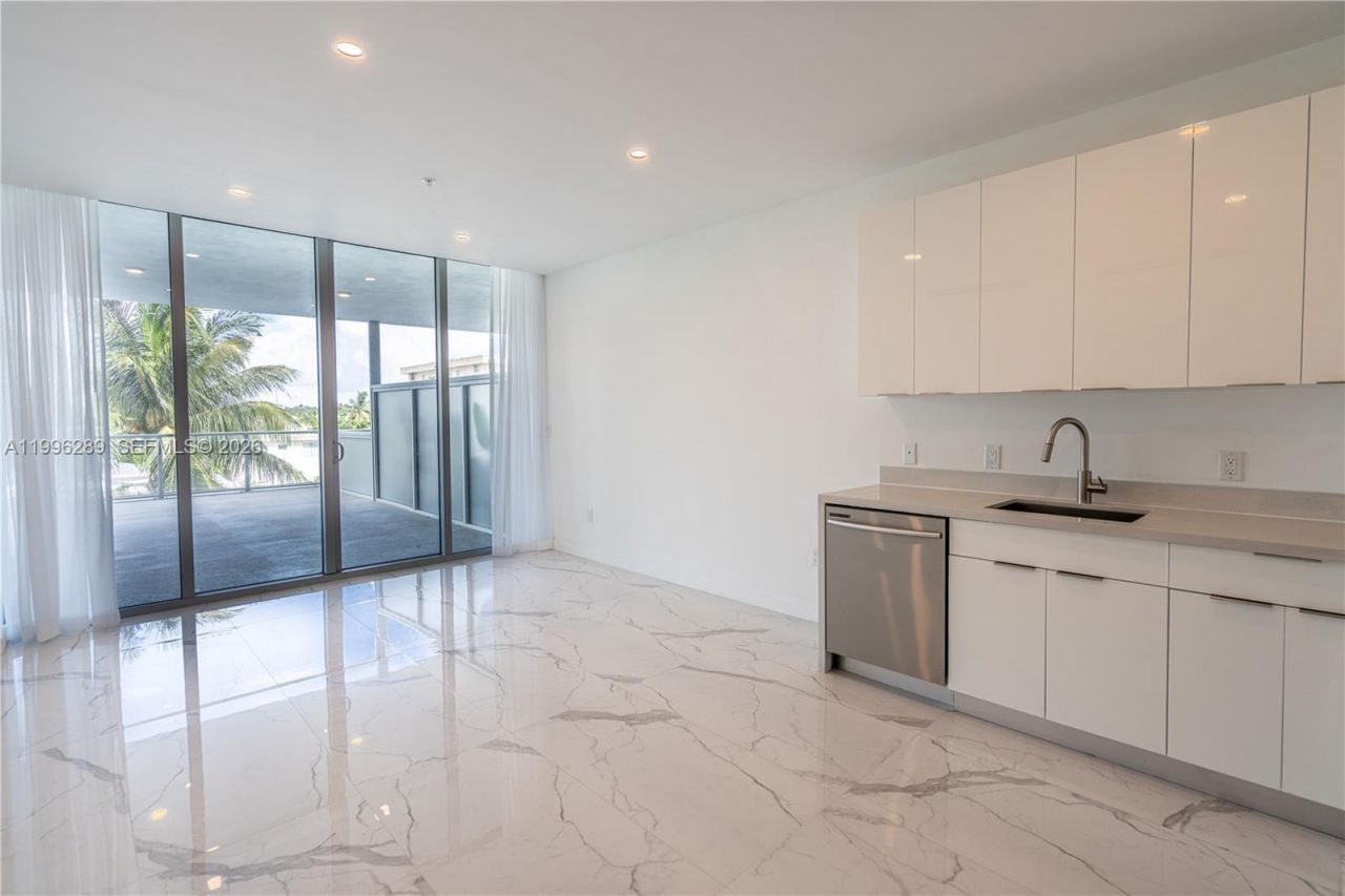 8425 Crespi Blvd, Unit 302, Miami Beach, FL 33141 Photo
