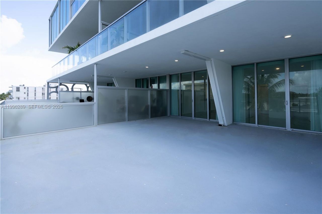 8425 Crespi Blvd, Unit 302, Miami Beach, FL 33141 Photo