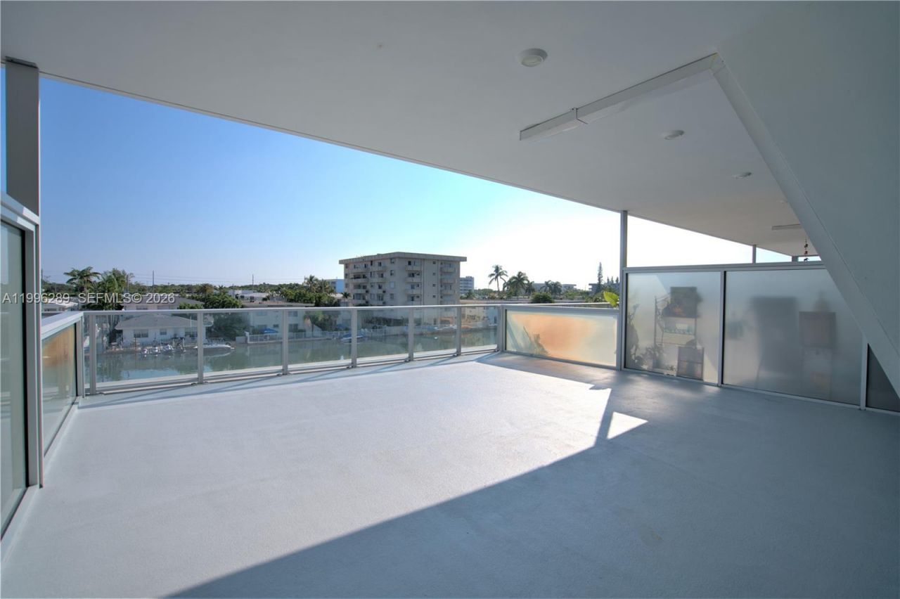 8425 Crespi Blvd, Unit 302, Miami Beach, FL 33141 Photo