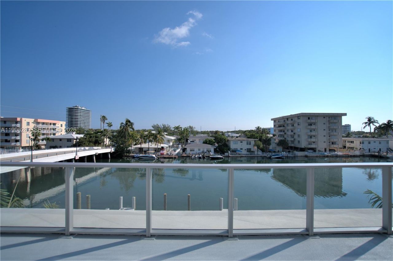 8425 Crespi Blvd, Unit 302, Miami Beach, FL 33141 Photo