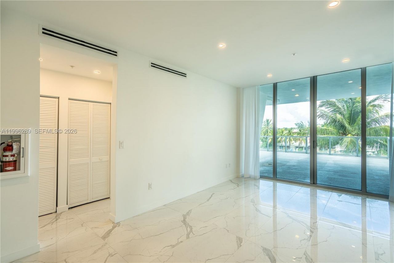 8425 Crespi Blvd, Unit 302, Miami Beach, FL 33141 Photo