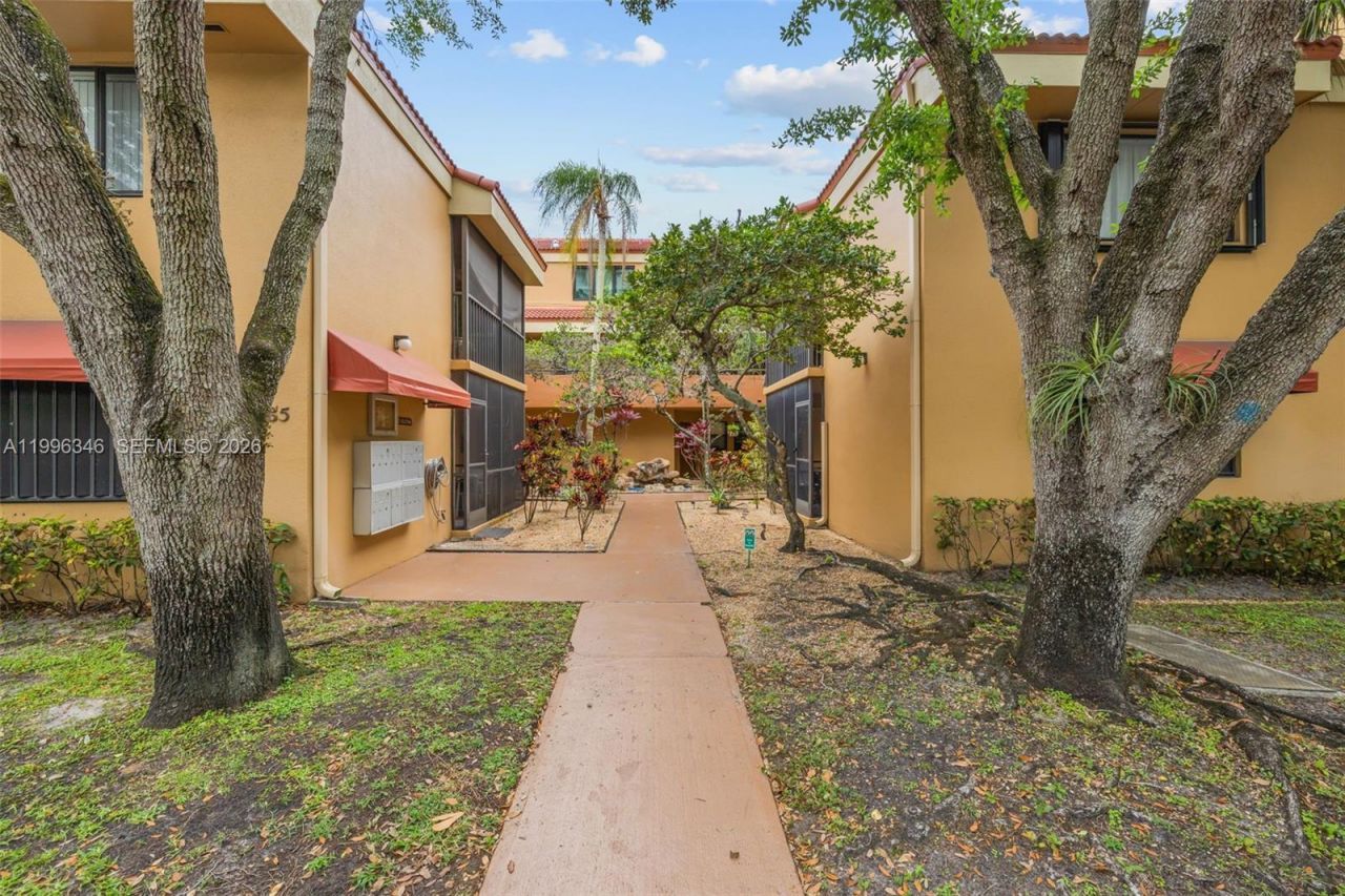 15485 N Miami Lakeway N, Unit 208-2, Miami Lakes, FL 33014 Photo