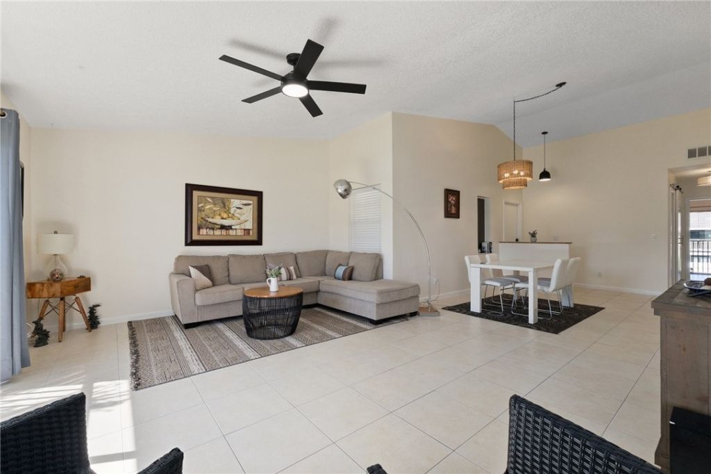 3212 S Lakeview Circle, Unit 10205, Fort Pierce, FL 34949 Photo