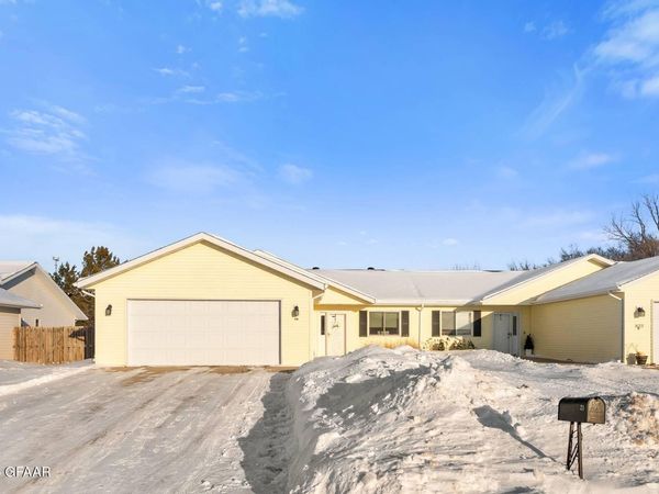 1621 PARK Drive SE, East Grand Forks, MN 56721