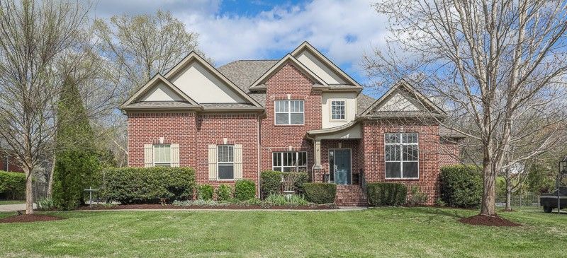 1060 Dorset Dr , Hendersonville, TN 37075 Main Photo
