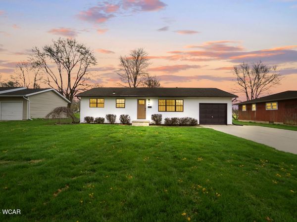 810 N Blackhoof Street, Wapakoneta, OH 45895