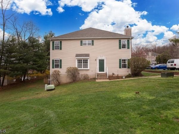 109 Tallwood Ln, Green Brook, NJ 08812