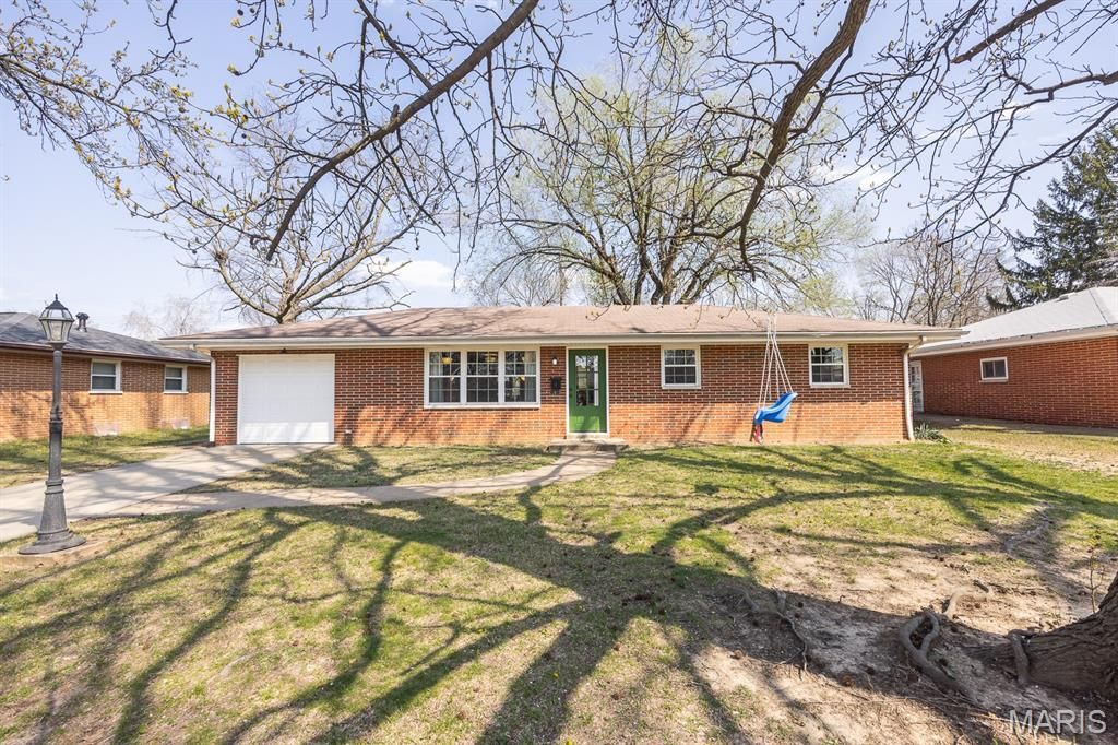 4 Lancelot Drive, Belleville, IL 62226 Main Photo