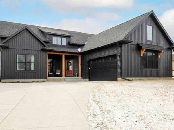 1 Country Club Court , Le Claire, IA 52753