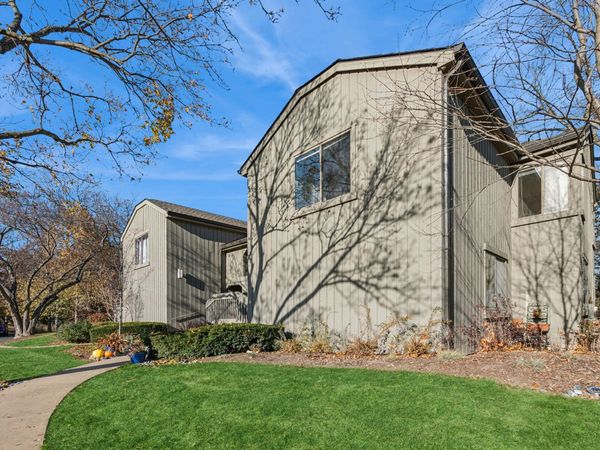 33 Shoreline Road , Unit B, Lake Barrington, IL 60010