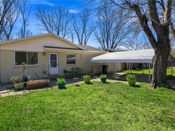 920 W Granite Street , Siloam Springs, AR 72761