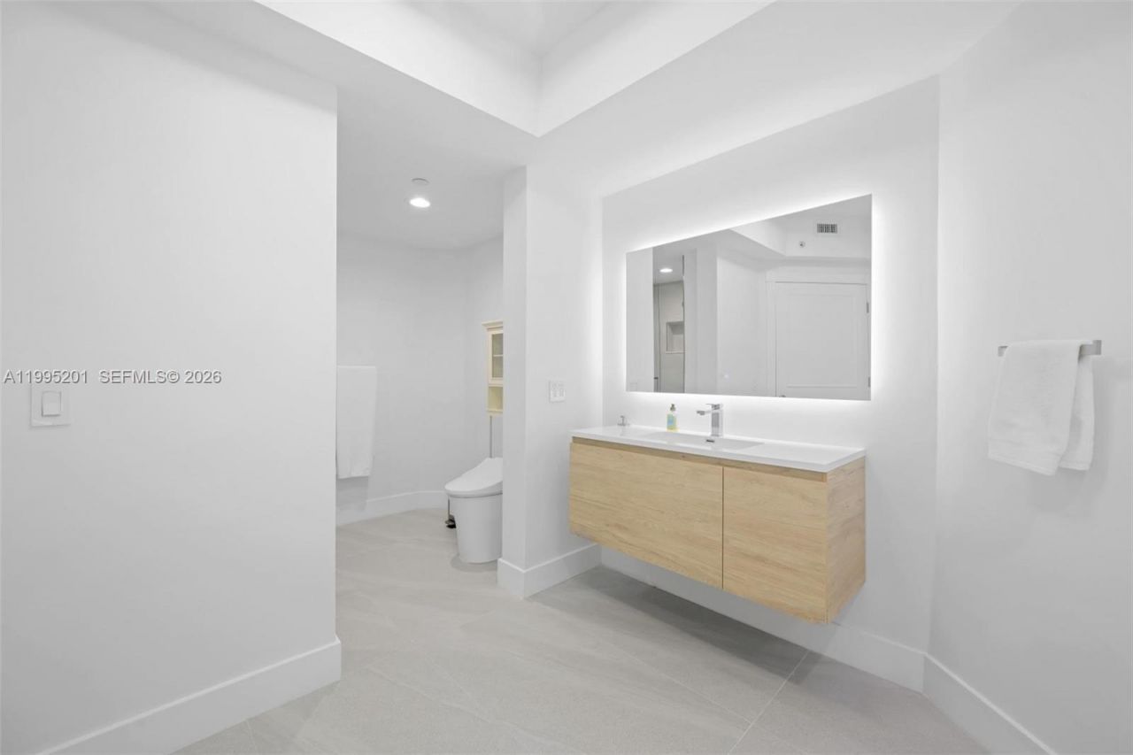 4779 Collins Ave , Unit 3206, Miami Beach, FL 33140 Photo