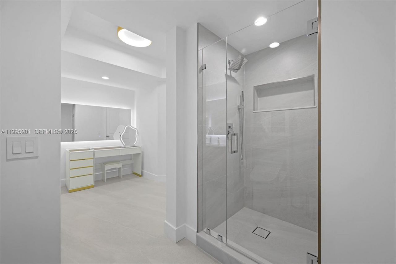 4779 Collins Ave , Unit 3206, Miami Beach, FL 33140 Photo