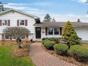 15 Matthew Drive, Fairport, NY 14450