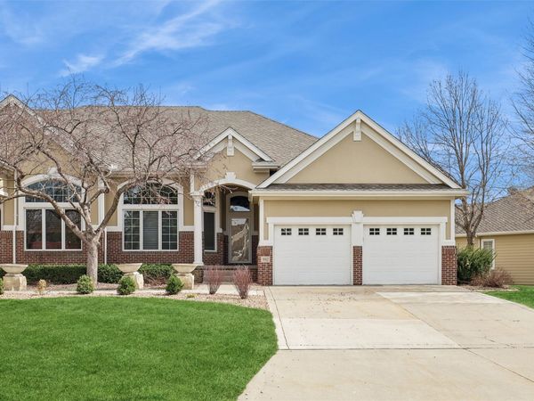882 Burr Oaks Drive, West Des Moines, IA 50266