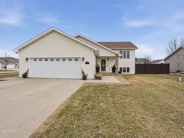 3715 BROOKSHIRE Drive , Grand Forks, ND 58201