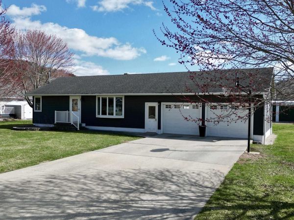 2532 River Road, Decorah, IA 52101