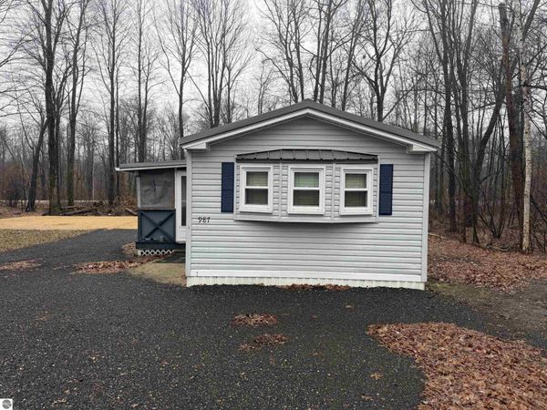 987 Maplecrest Drive W, Sanford, MI 48657