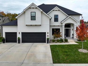 7160 N National Drive, Parkville, MO 64152