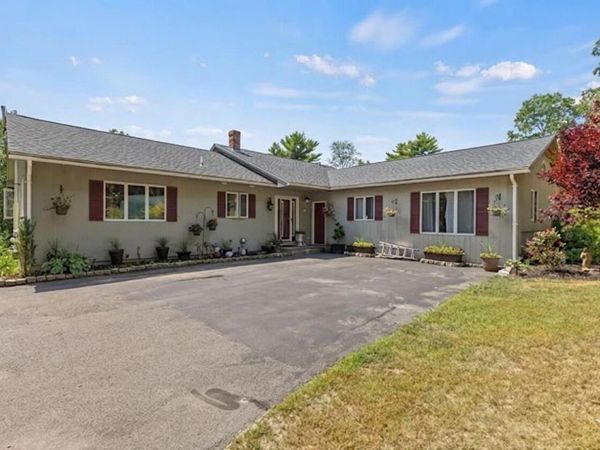 28 Oakledge Hills Road, Raymond, ME 04071