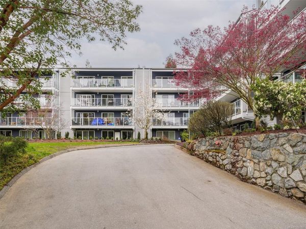 3277 Quadra St, Unit 102, Saanich, BC V8X 4W9
