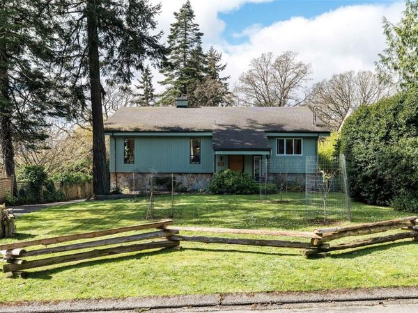 877 Kindersley Rd, Esquimalt, BC V9A 4N1