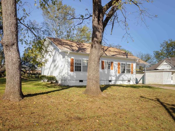 402 7th St, Tuscumbia, AL 35674