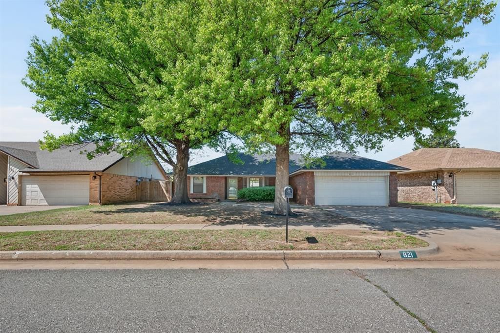 821 Rolling Hills Terrace, Edmond, OK 73012 Main Photo