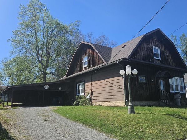 906 Barham Avenue N, Johnston City, IL 62951