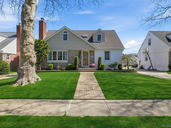 43 Beechwood Lane, New Hyde Park, NY 11040