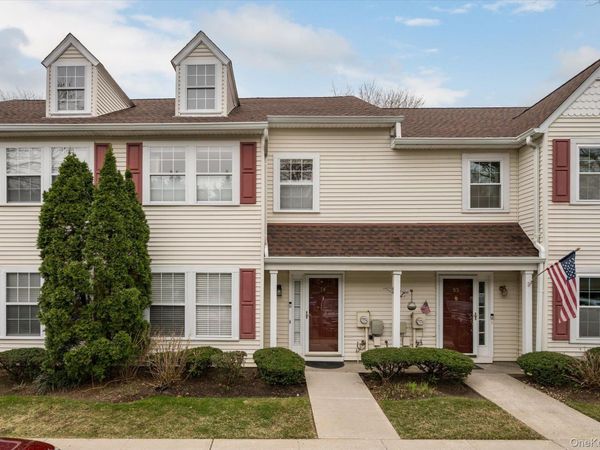 54 Stratford Green , Farmingdale, NY 11735