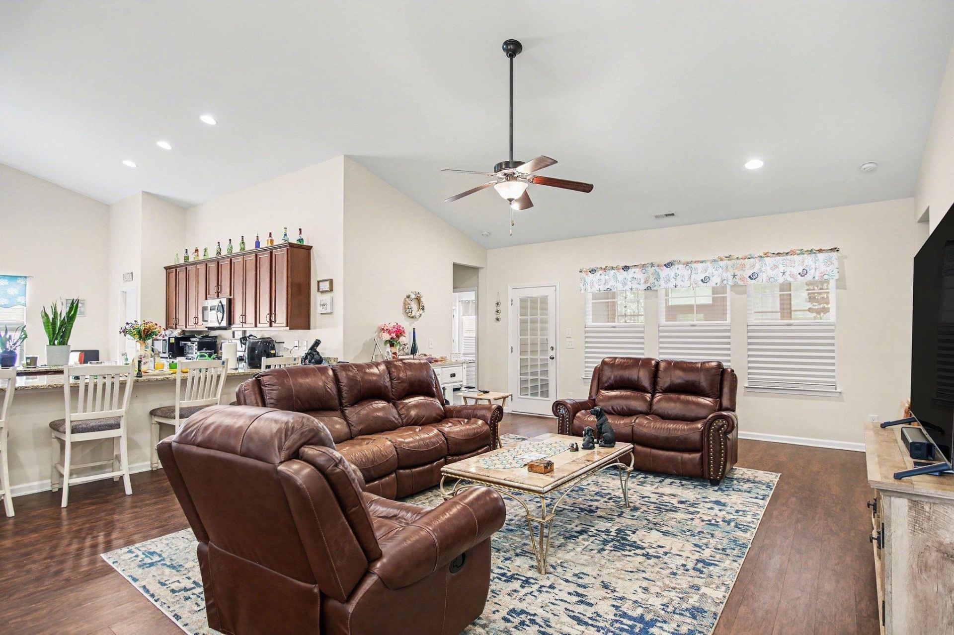 605 Queen Palm Ct.  Photo 5