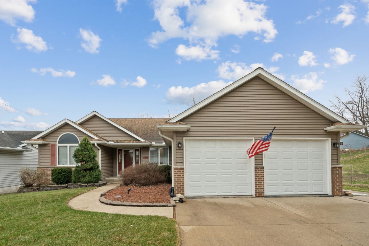 1207 26th Avenue N, Clinton, IA 52732 Main Photo