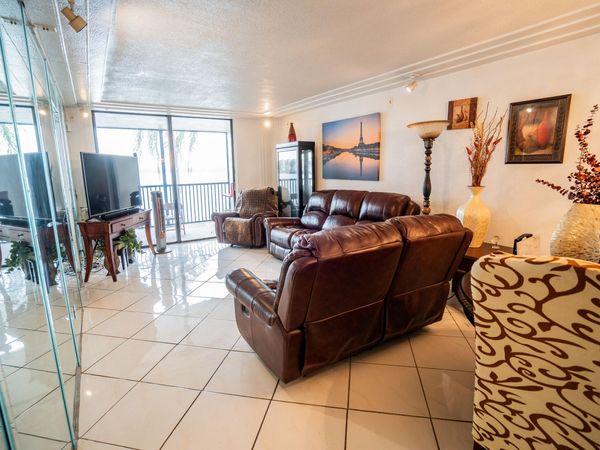 112 Lake Emerald Drive, Unit 203, Oakland Park, FL 33309