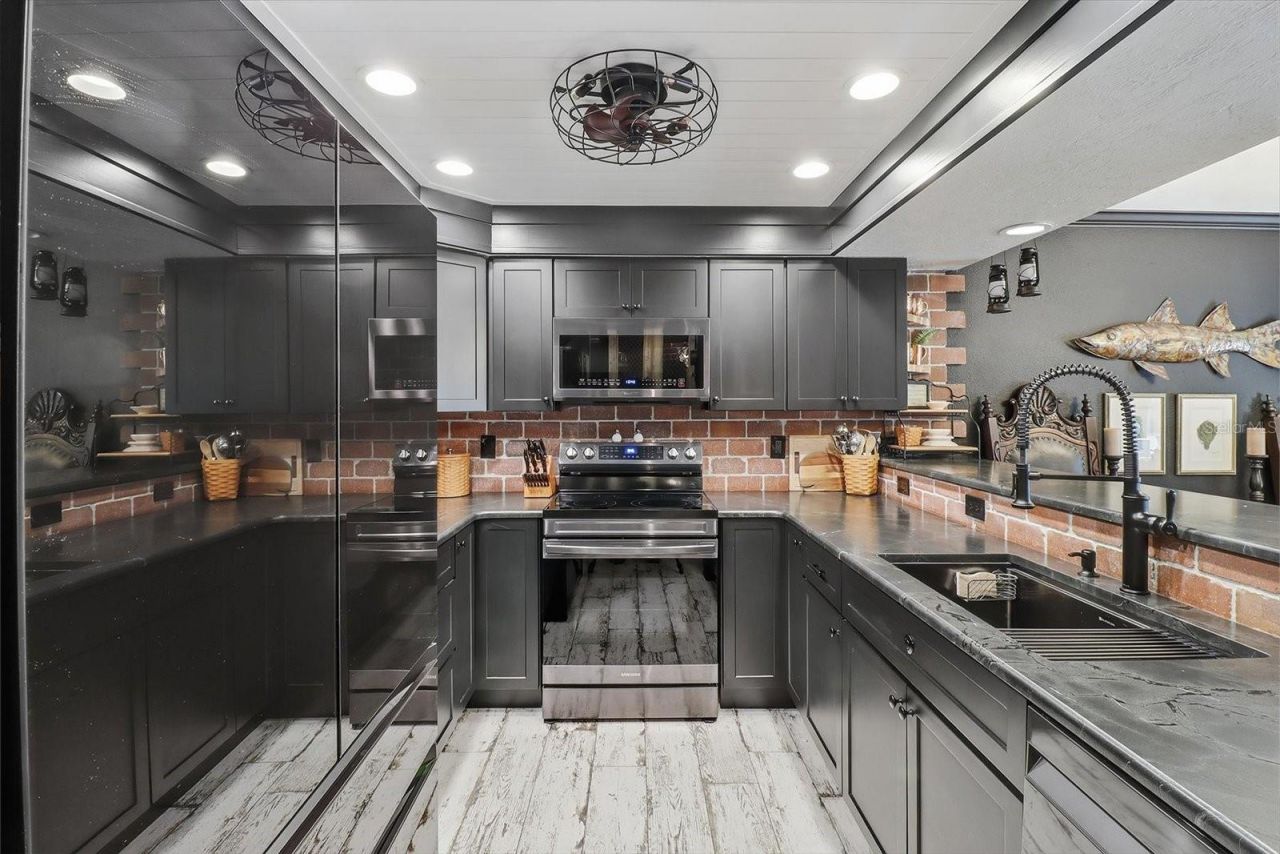 1637 SE Paradise Circle , Unit 204, Crystal River, FL 34429 Photo