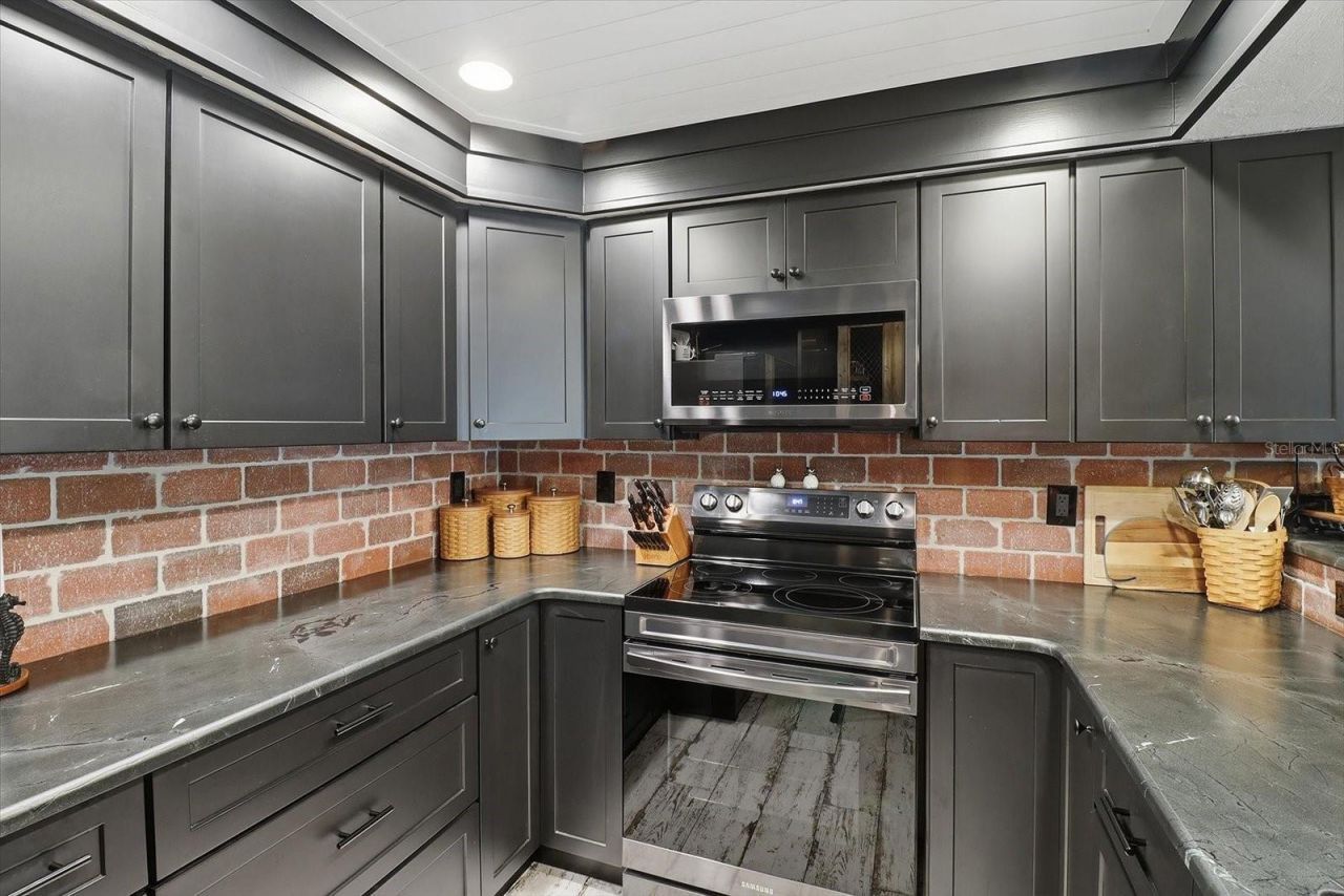 1637 SE Paradise Circle , Unit 204, Crystal River, FL 34429 Photo