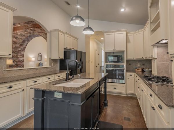 14160 Twelve Oaks Dr, Walker, LA 70785