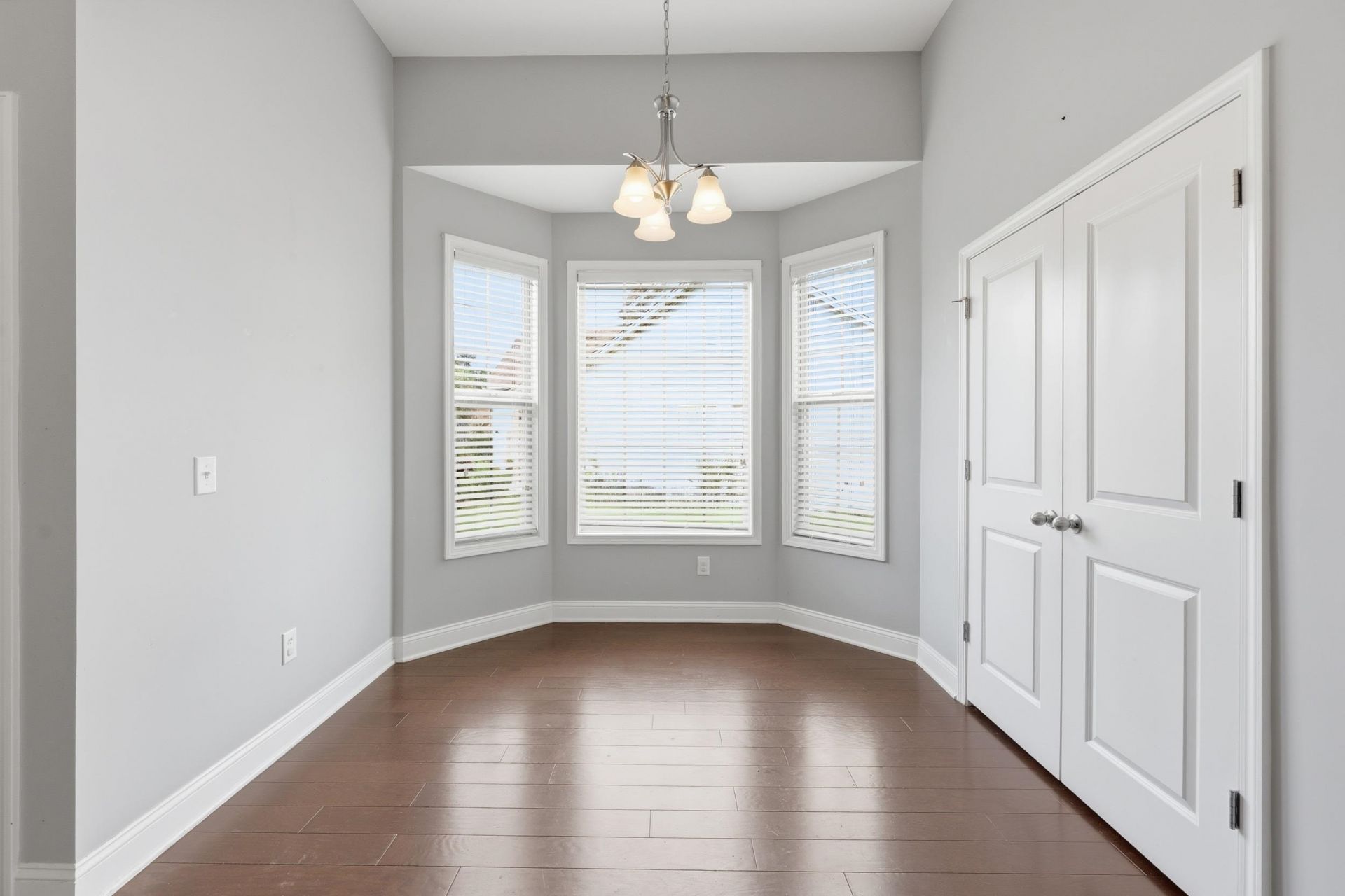 162 Summerlight Dr. Photo 8