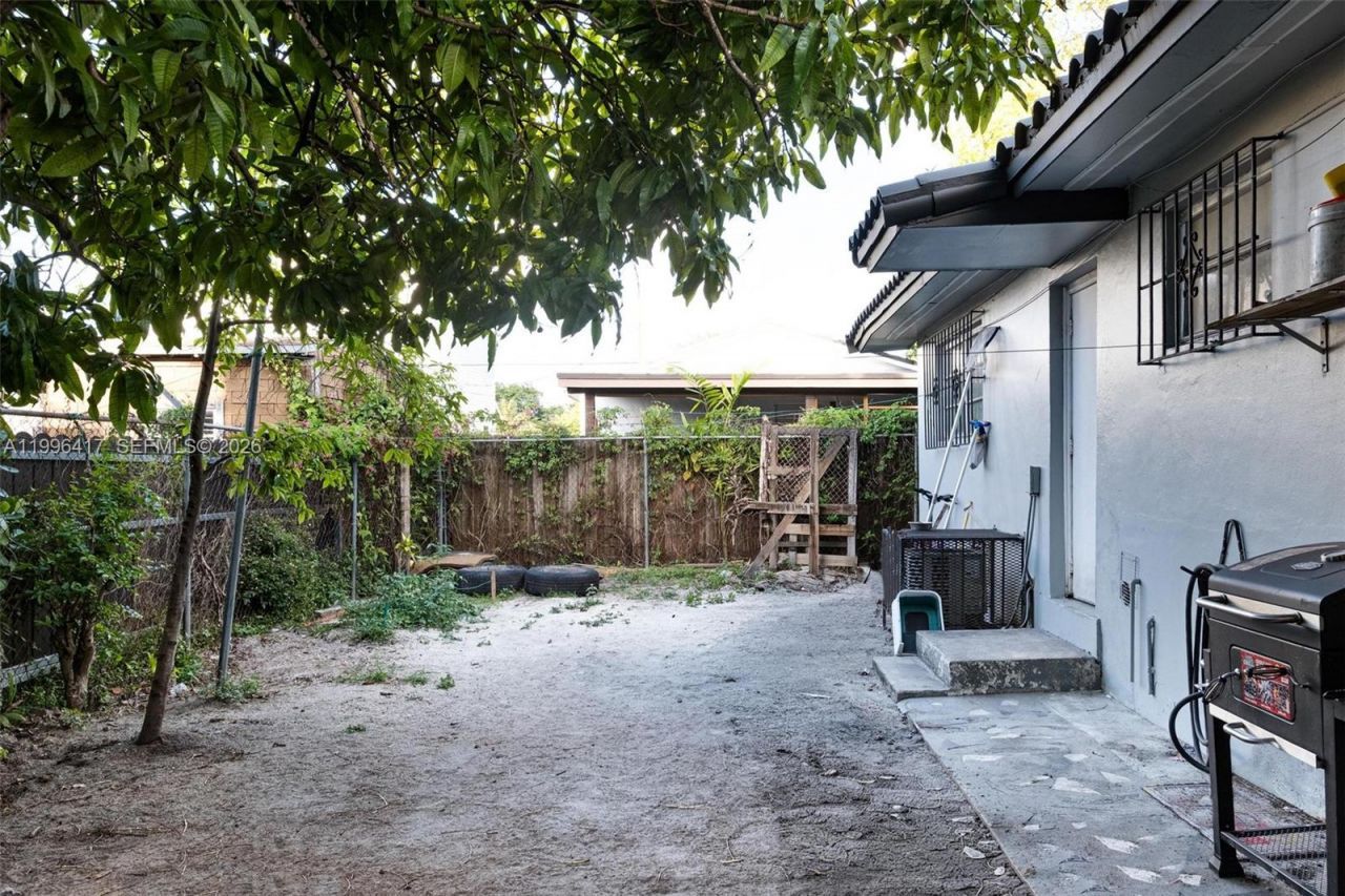 1519 NW 40th St, Miami, FL 33142 Photo