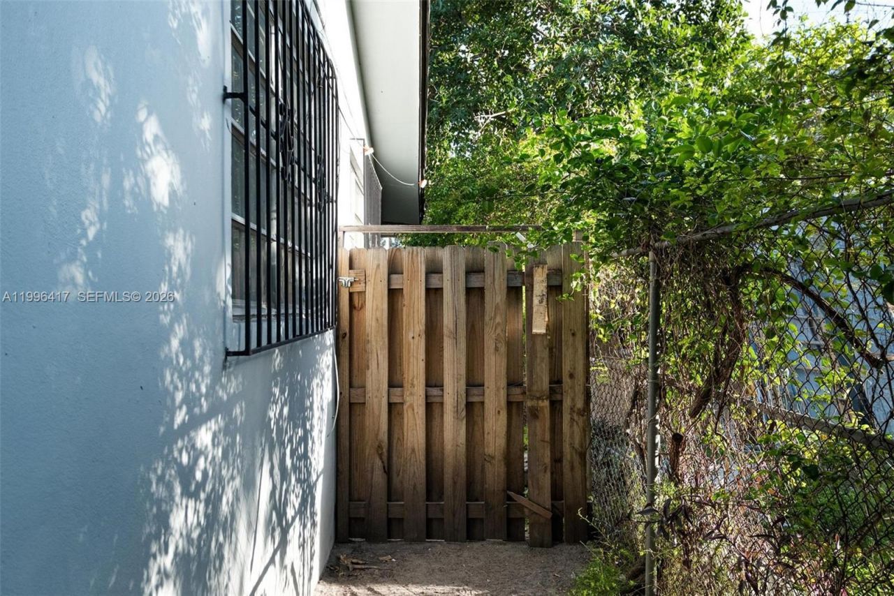 1519 NW 40th St, Miami, FL 33142 Photo