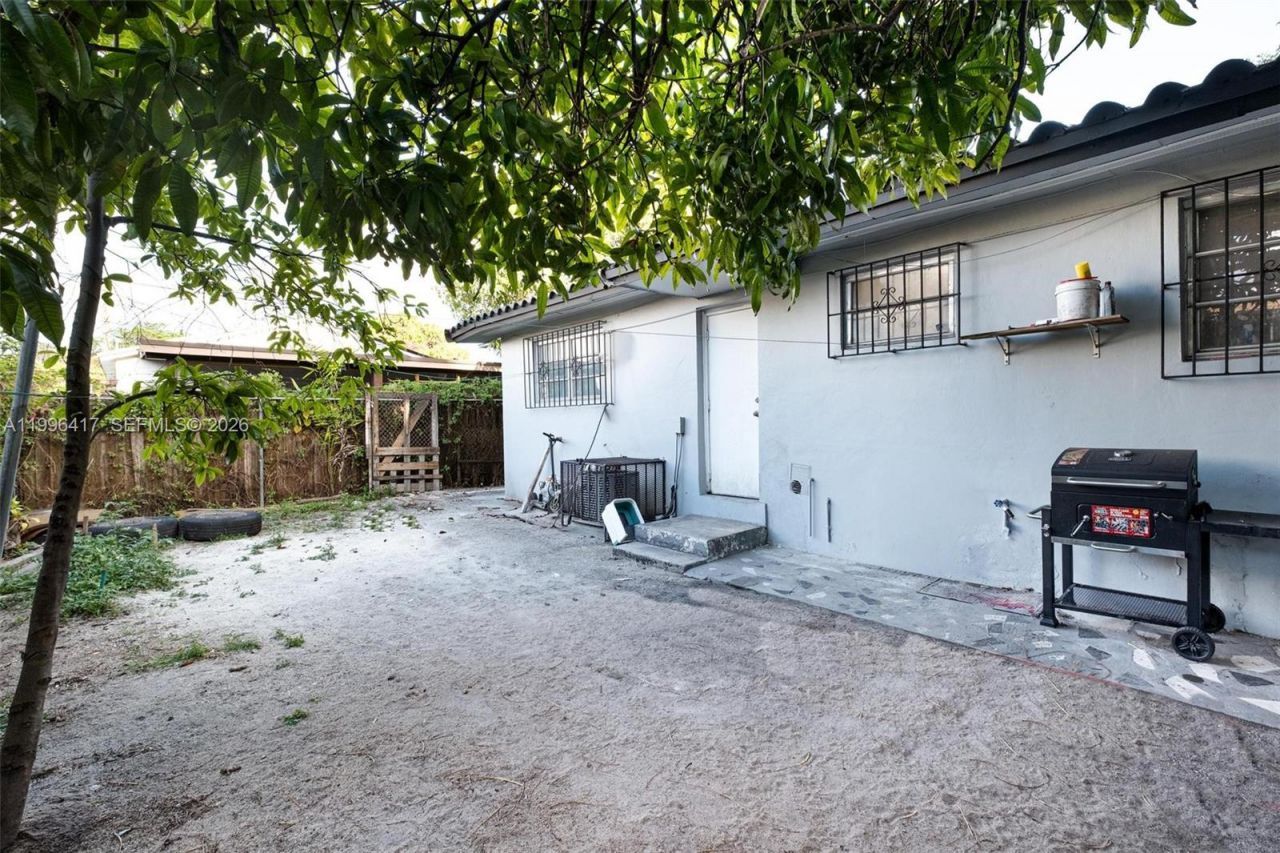 1519 NW 40th St, Miami, FL 33142 Photo