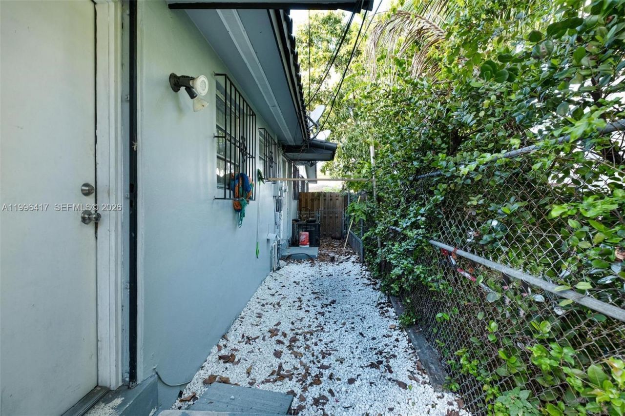 1519 NW 40th St, Miami, FL 33142 Photo