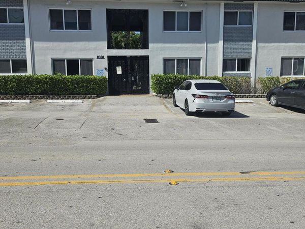 1001 SE 16th Street SE, Unit 17, Fort Lauderdale, FL 33316