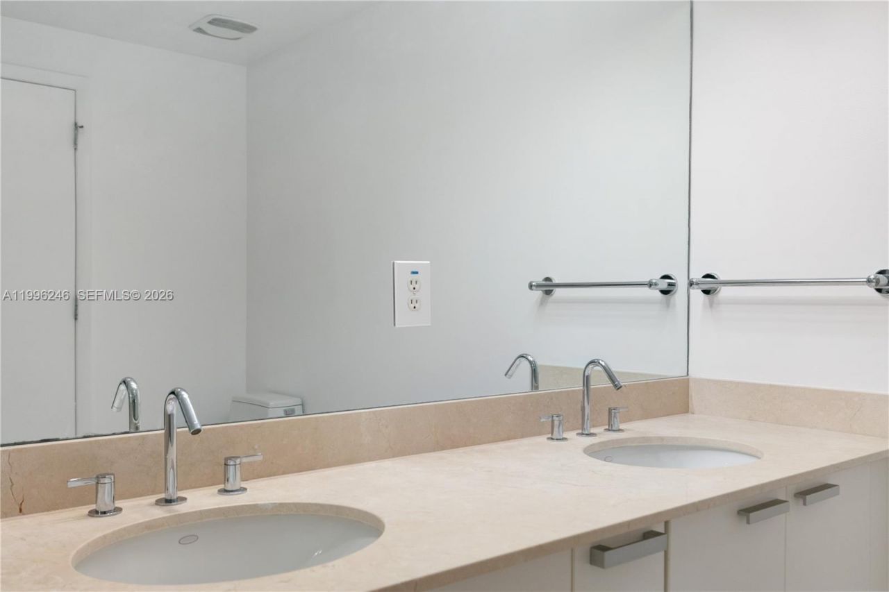 3131 NE 188th St, Unit 2-1010, Aventura, FL 33180 Photo